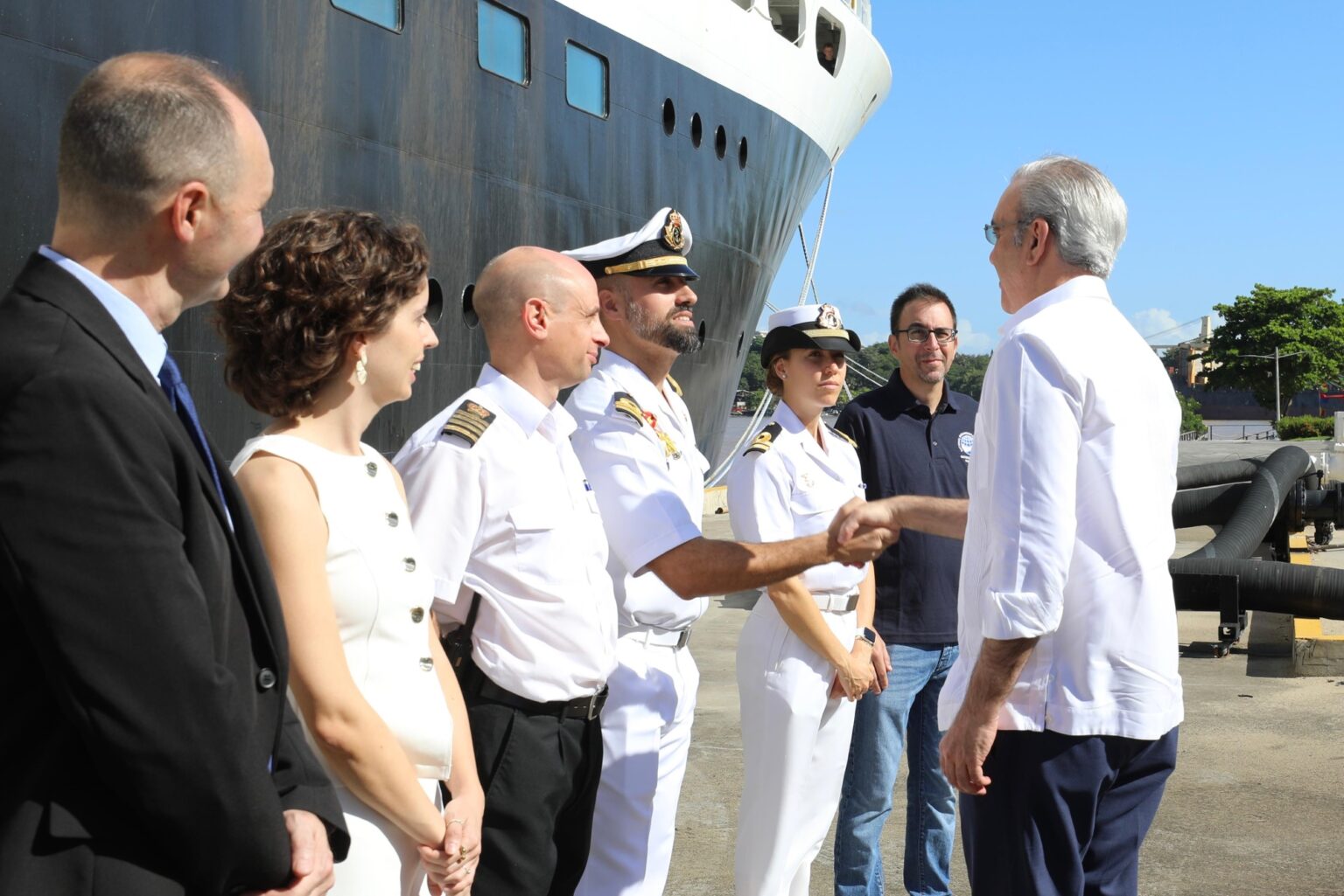 Presidente Abinader visita buque oceanográfico RRS James Cook en el Puerto de Santo Domingo