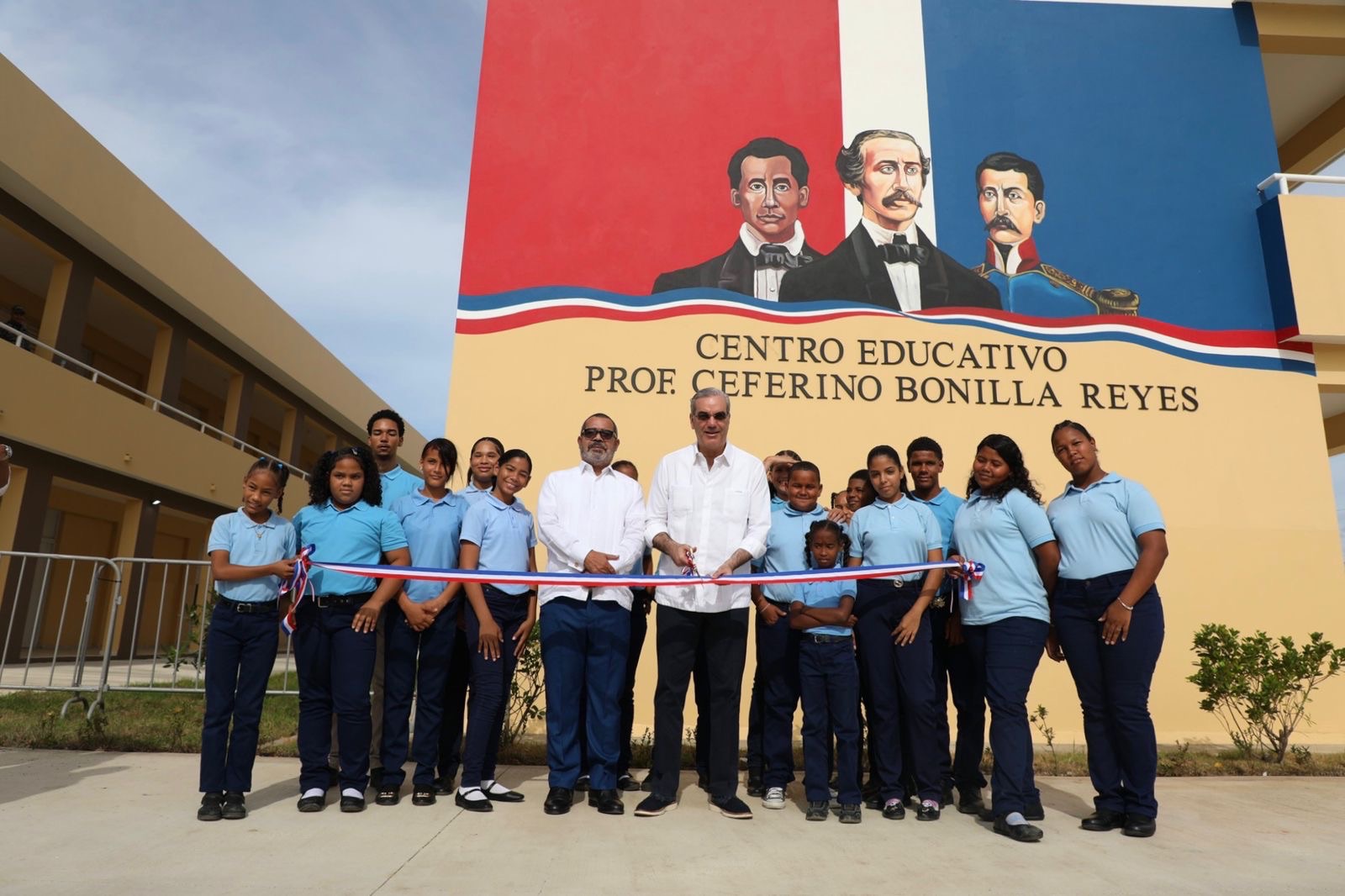 Presidente Abiander entrega nuevo liceo en Santiago para garantizar educación de calidad a 840 estudiantes