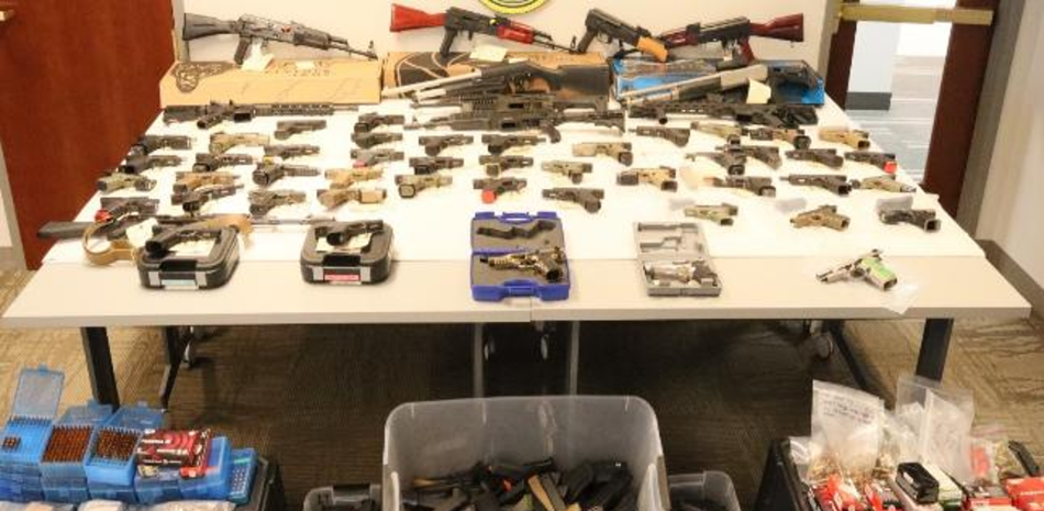 Condenan a 10 años de prisión a hombre que traficaba Glocks, rifles y AK-47 a República Dominicana