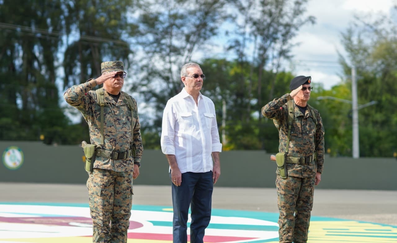 Presidente Abinader inaugura techado multiuso en el Campamento 16 de Agosto y comparte un almuerzo navideño con más de 2,500 soldados