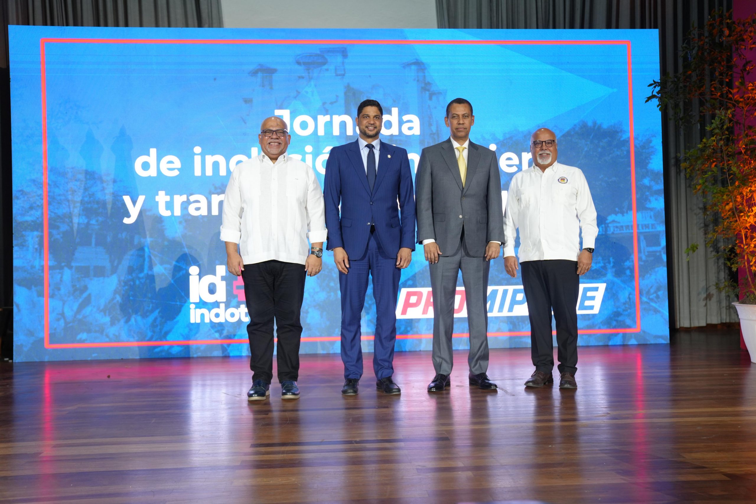 Jornada conjunta de Promipyme e Indotel Gobierno impulsa inclusión financiera y transformación digital en San Cristóbal 