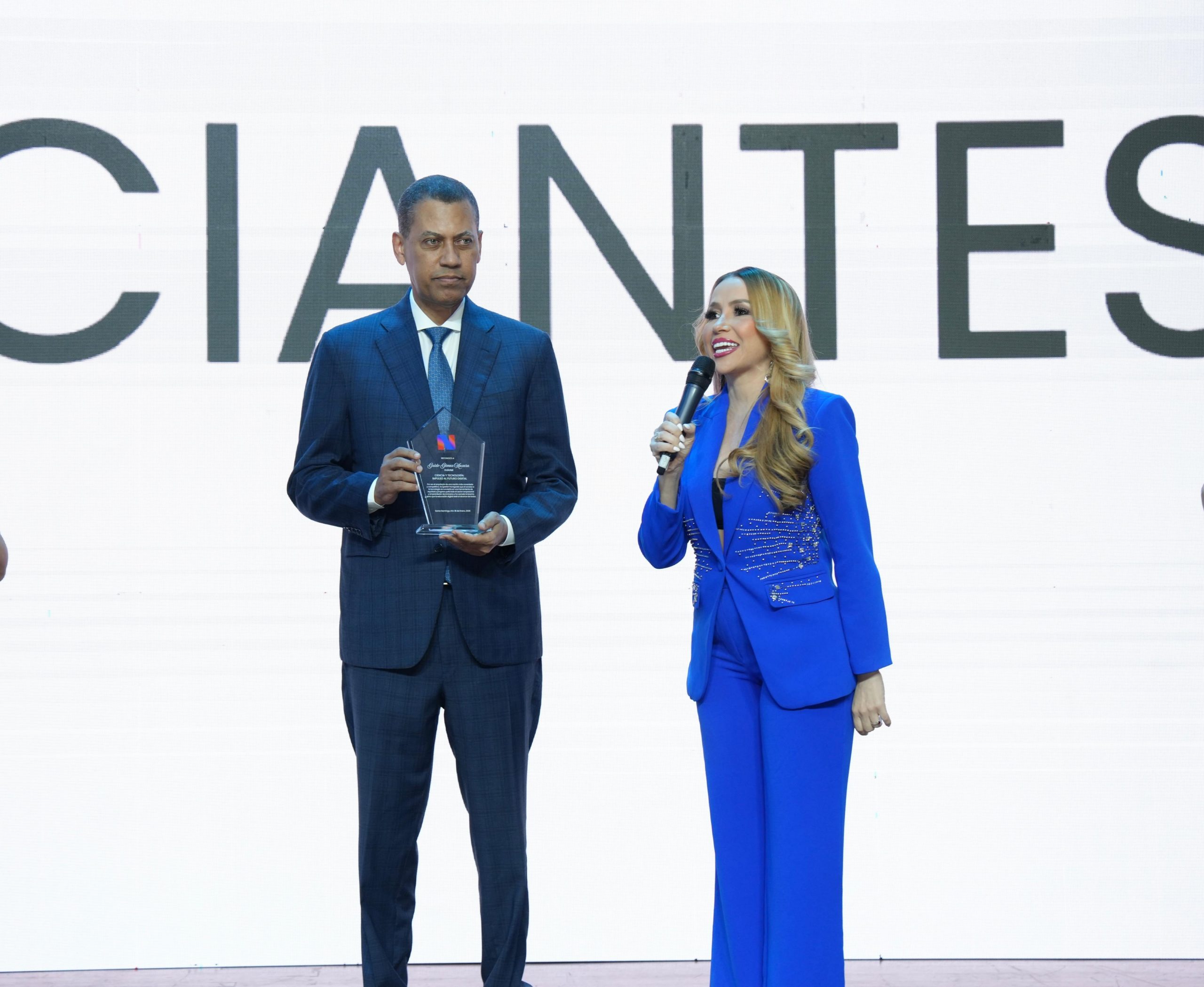 Guido Gómez Mazara recibe reconocimiento Negociantes RD 2026 por sus aportes al desarrollo de las telecomunicaciones y la transformación digital