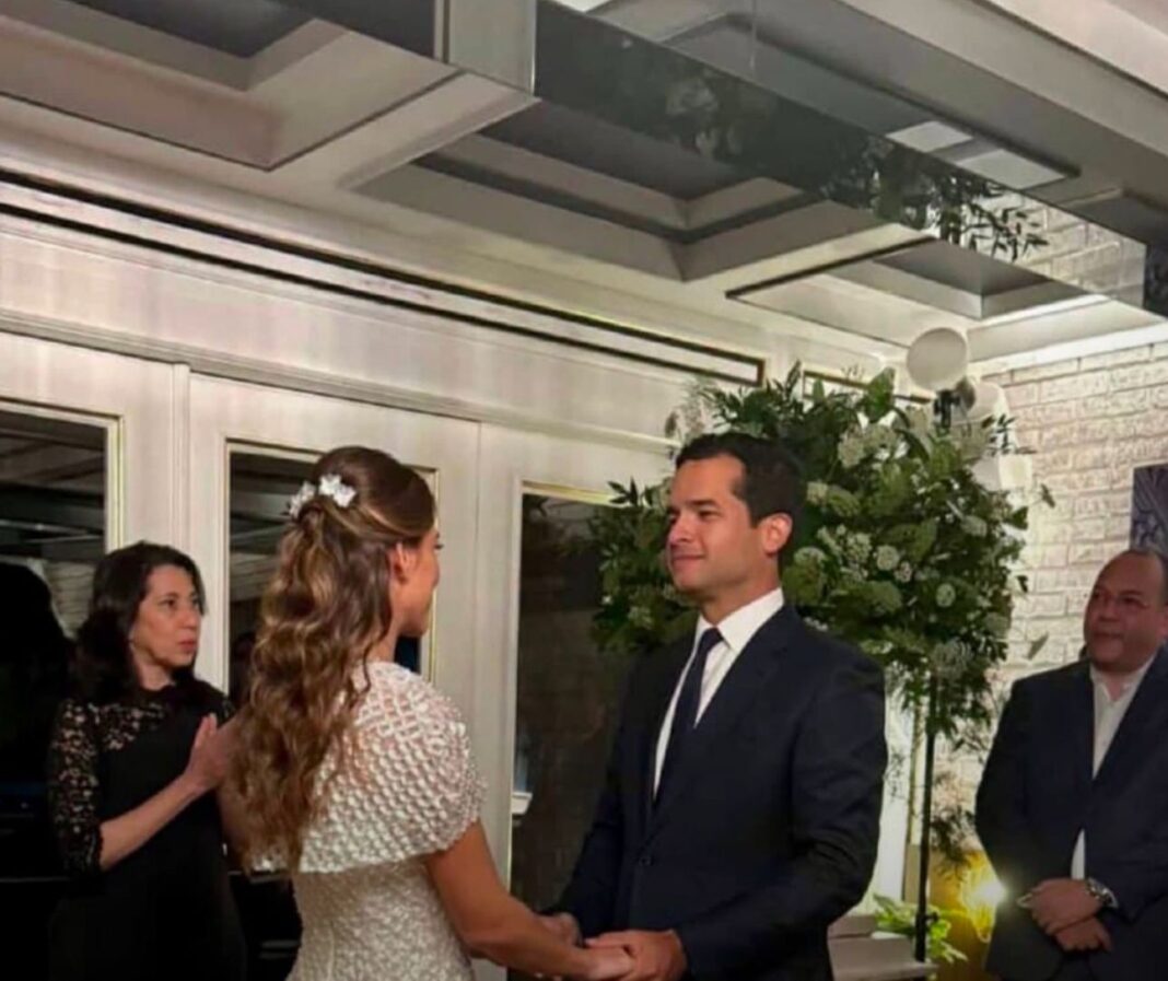 Omar Fernández contrae matrimonio en ceremonia íntima