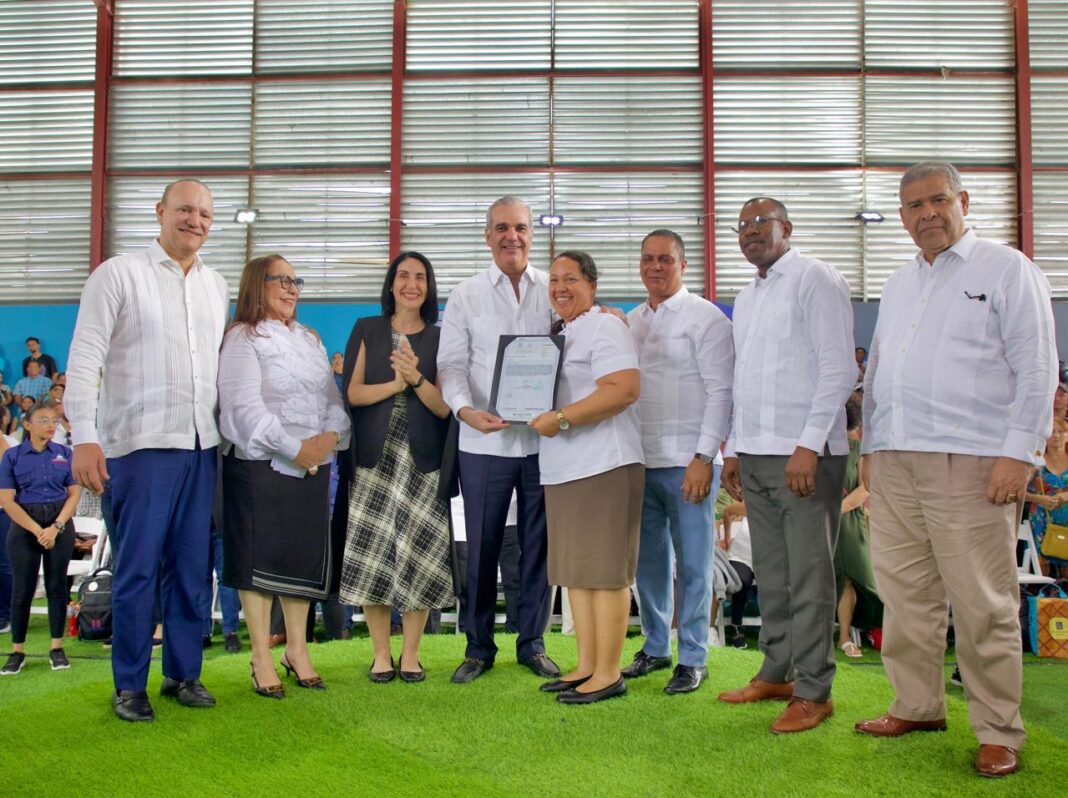 Abinader entrega 1,025 títulos de propiedad en Hato del Yaque elevando a 7,632 los otorgados en la provincia de Santiago