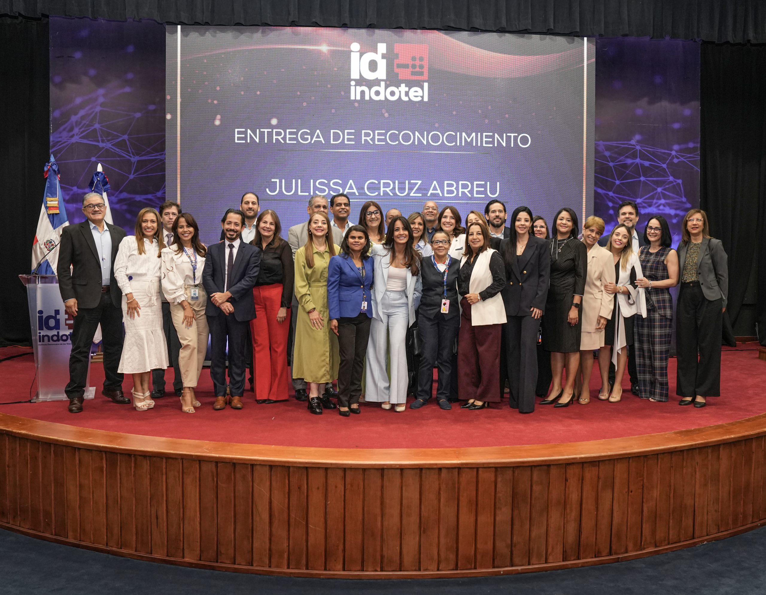 Indotel reconoce trayectoria de Julissa Cruz por 25 años de servicio público en la institución