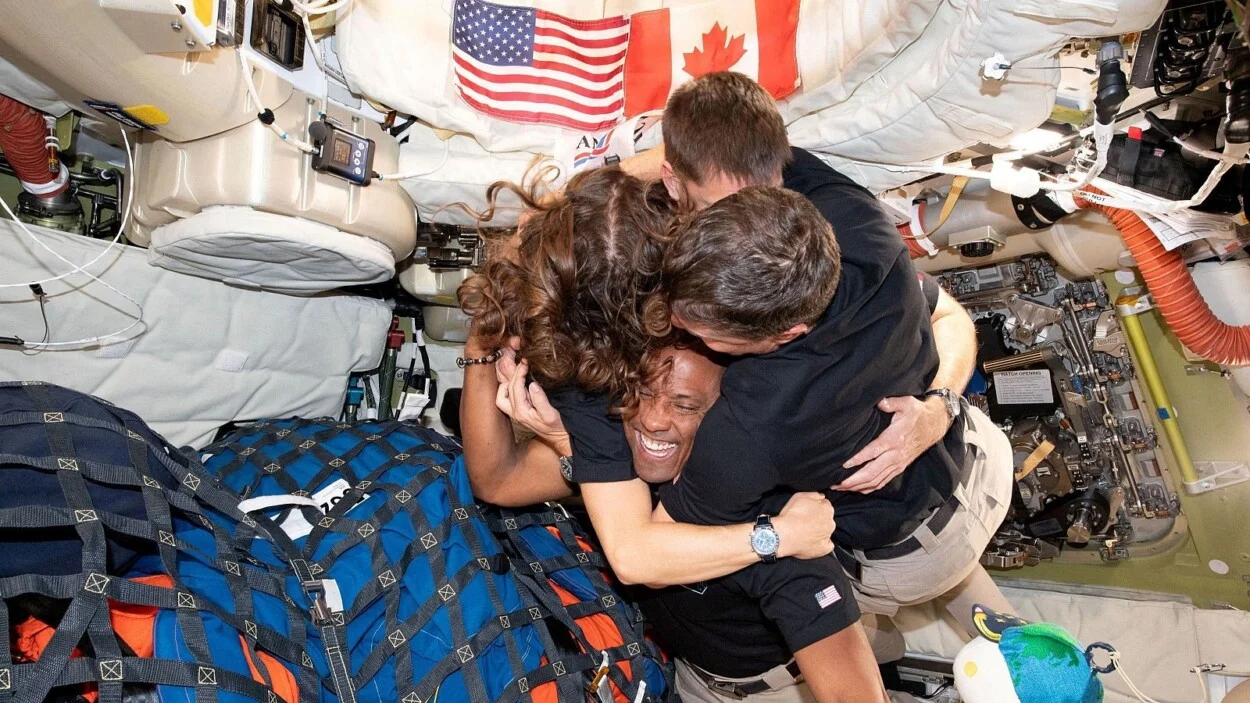 ¡Llegaron! Astronautas que orbitaron la Luna amerizan en la costa de San Diego