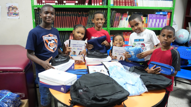 INABIE entrega útiles escolares a estudiantes afectados por lluvias