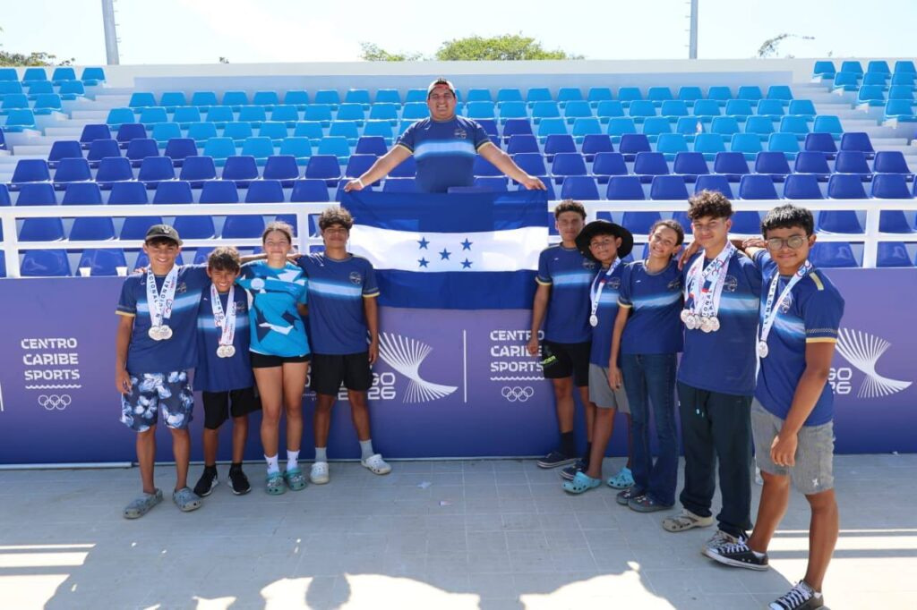 Honduras destaca con récord y medallas en Swim Open 2026
