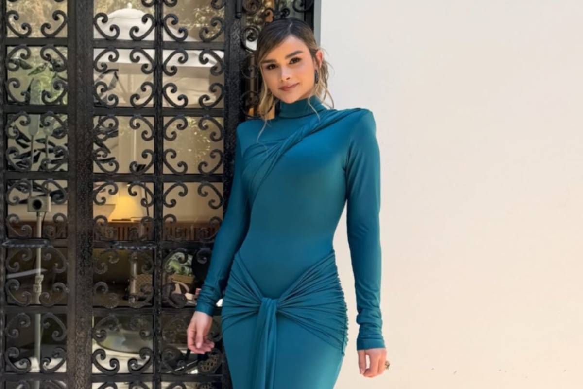 Clarissa Molina presume su figura en la playa con bikini amarillo