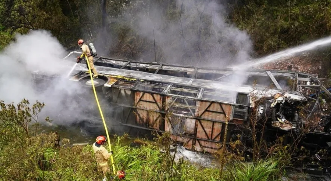 Al menos 14 muertos y 29 heridos tras caída de autobús a un abismo en Ecuador