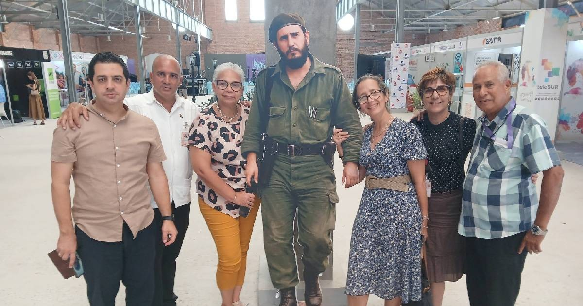 Humberto López y compañía: De puro amor posando junto a foto de Fidel