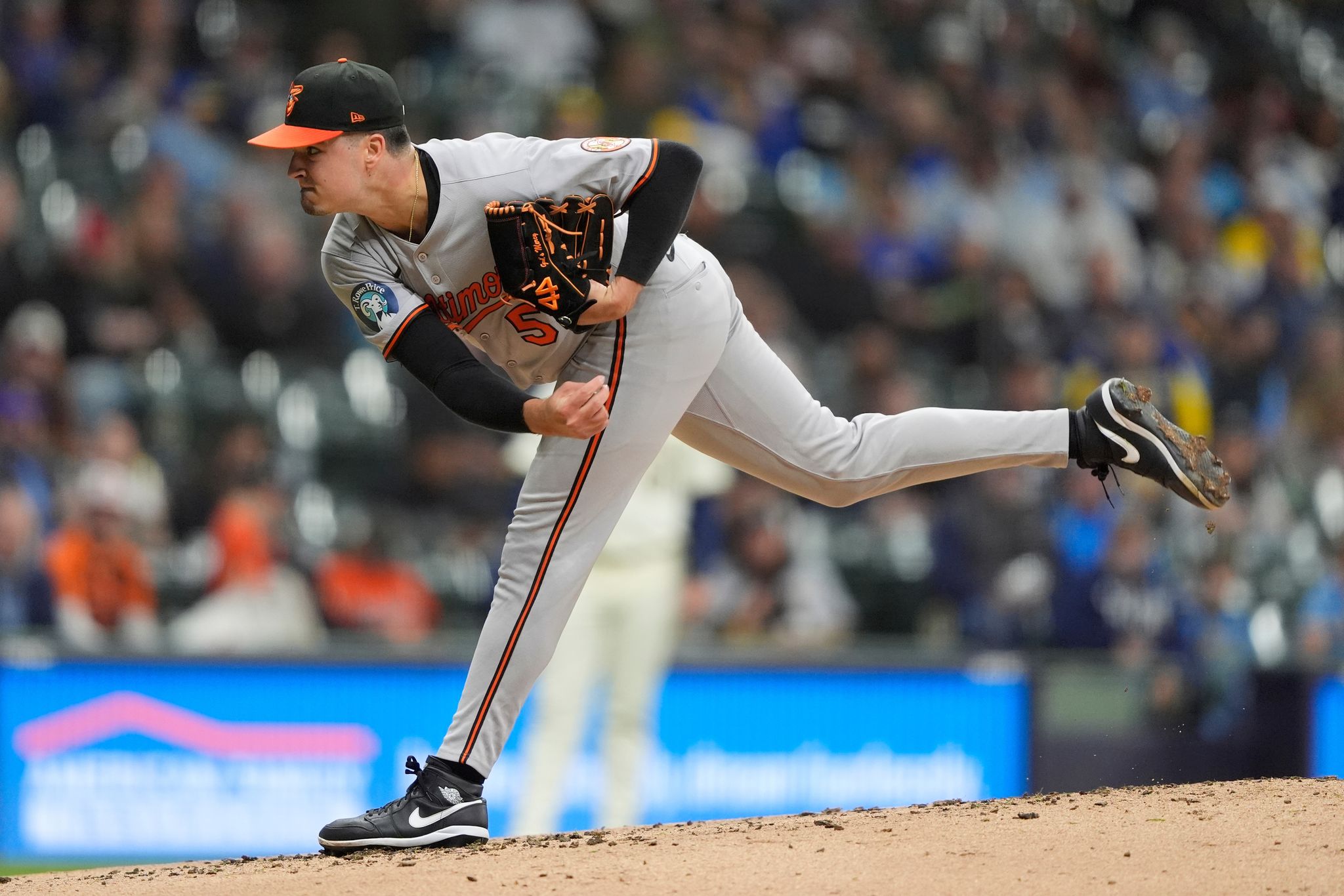 Dodgers adquieren al lanzador Chayce McDermott de Orioles a cambio de Axel Pérez