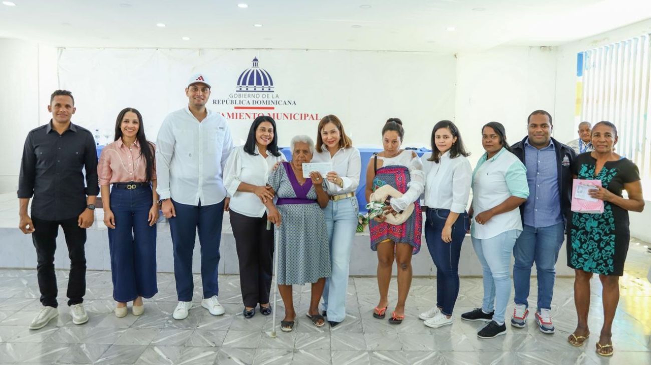 Gobierno entrega “Bono de Emergencia” a familias afectadas por lluvias en María Trinidad Sánchez