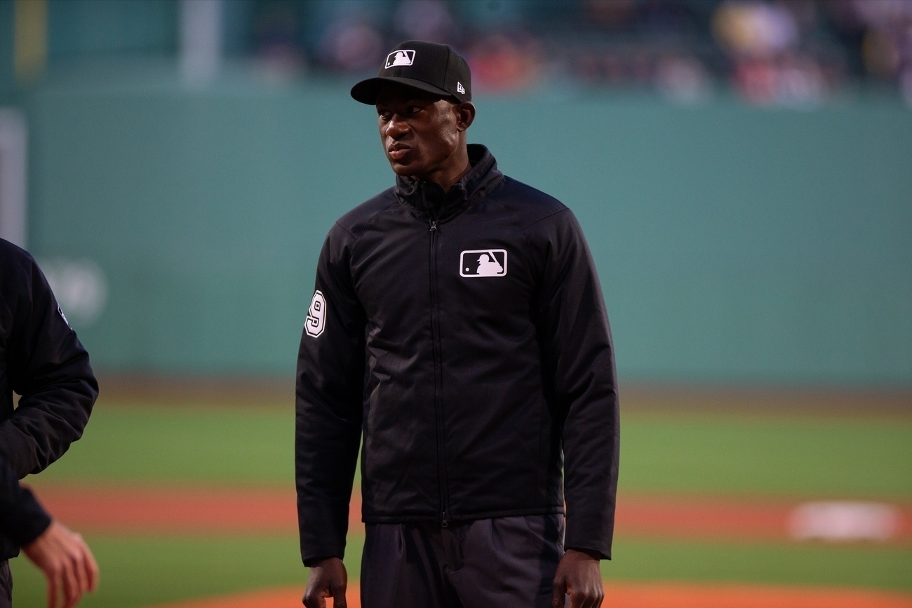 Dominicano Félix Neón hace historia al debutar como árbitro en Grandes Ligas