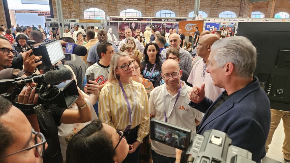 Díaz-Canel visita stand de IDEAS Multimedios y destaca su aporte a la comunicación cubana