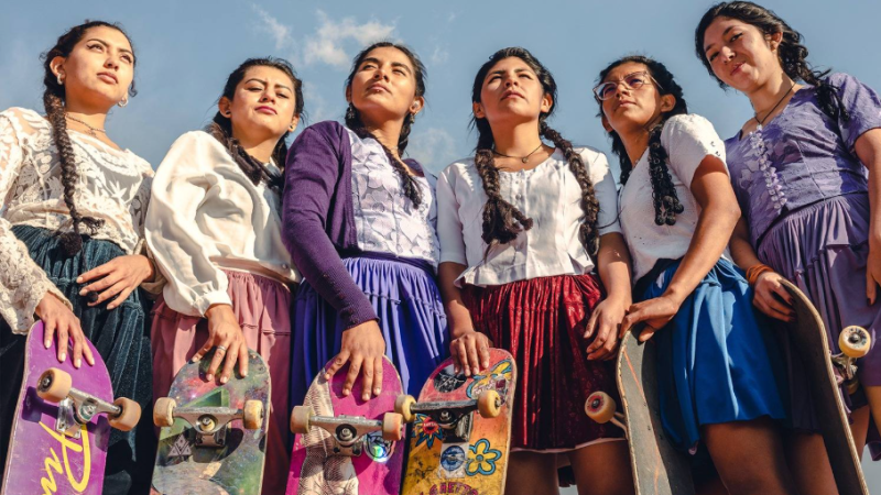 Así son las cholitas skaters en Bolivia: empoderamiento femenino y orgullo indígena sobre ruedas