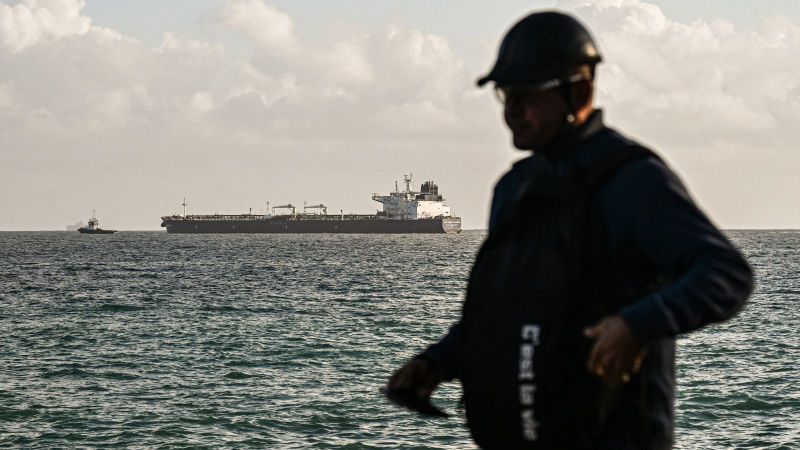 Ucrania ataca refinerías rusas horas después de que EE.UU. levantara las sanciones al petróleo de Moscú