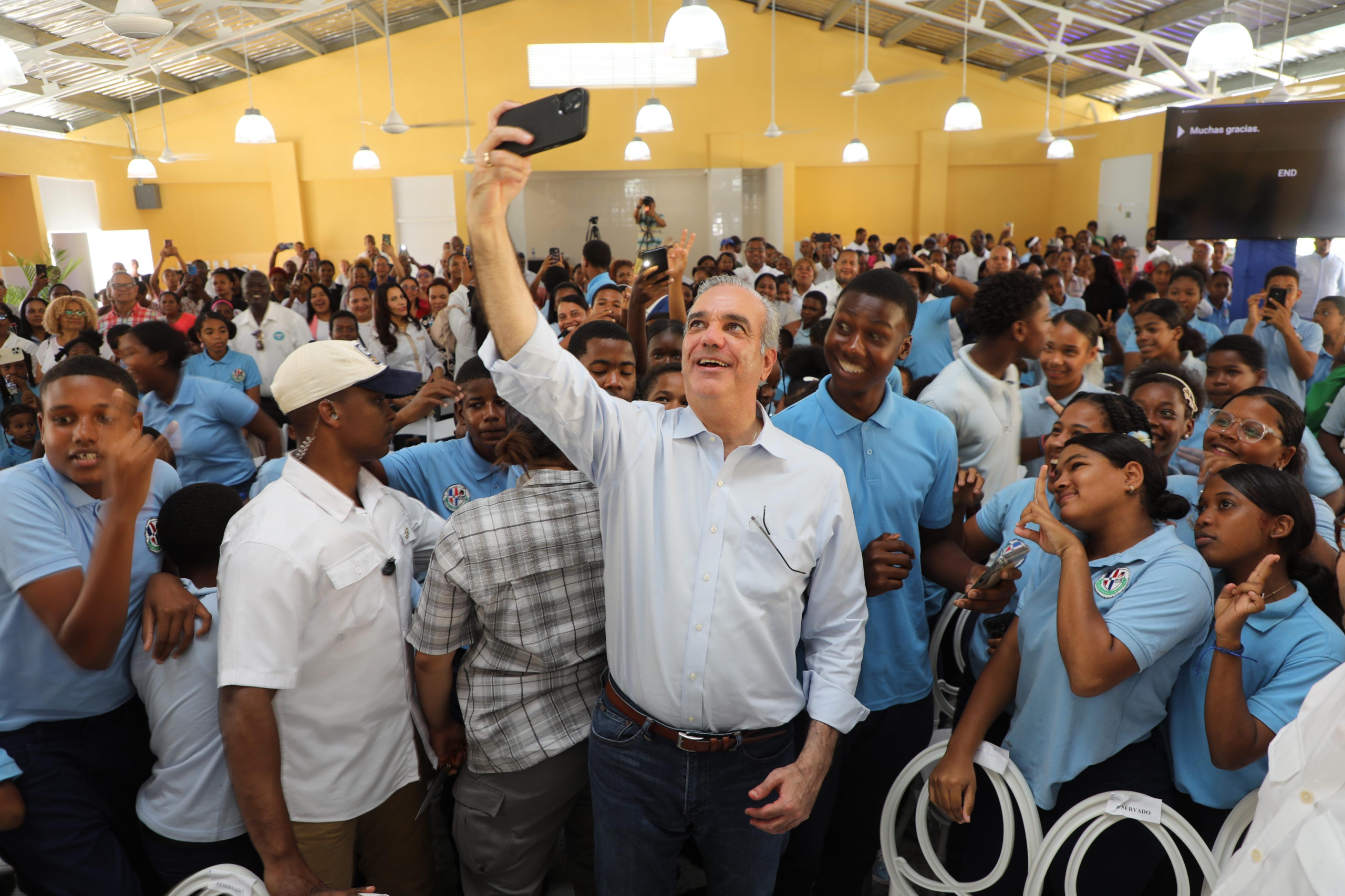 Presidente Abinader inaugura escuela básica en La Ureña, SDE