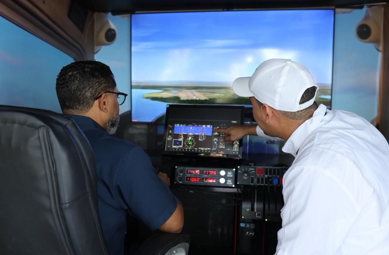 IDAC instala simulador de vuelo en Primera Feria Regional del Libro y la Cultura Cibao 2026