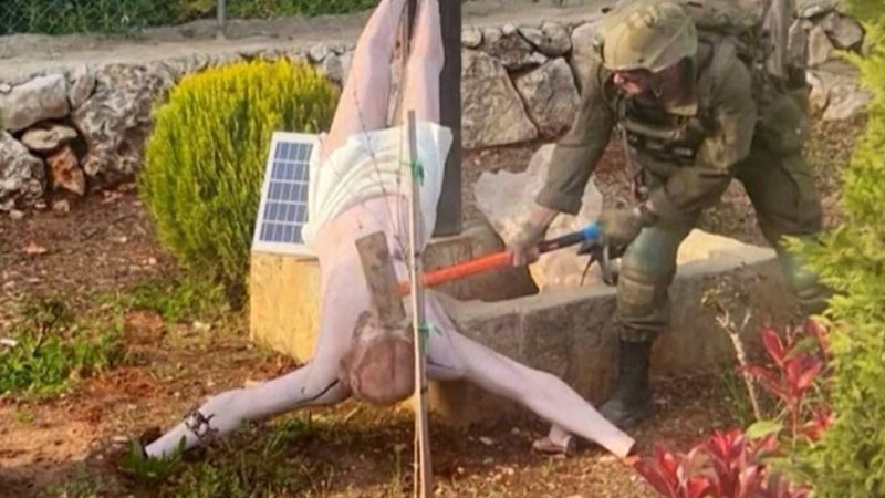 Foto muestra a soldado israelí destruyendo estatua de Jesucristo en el sur del Líbano