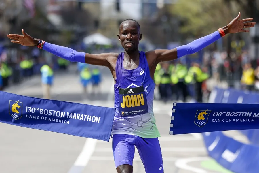 El keniano John Korir rompe el récord en Boston y su compatriota Sharon Lokedi repite en mujeres