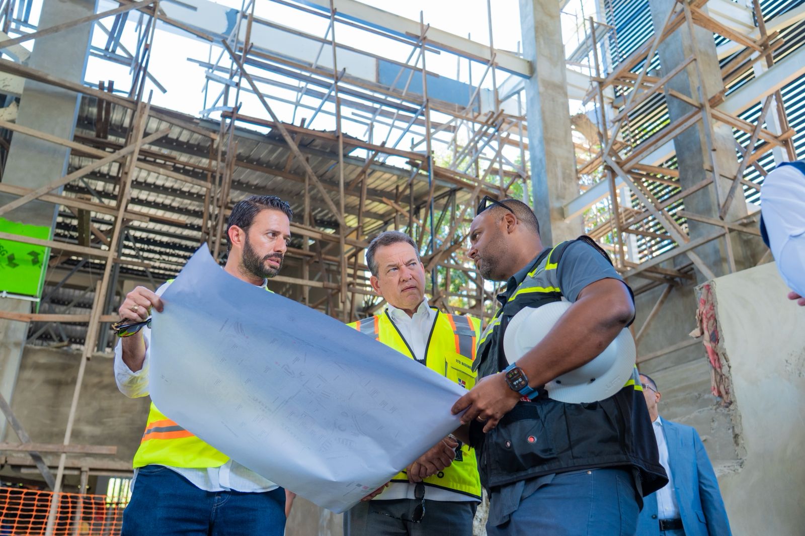 Ministro Víctor Bisonó acelera entrega de obras deportivas en el Centro Olímpico