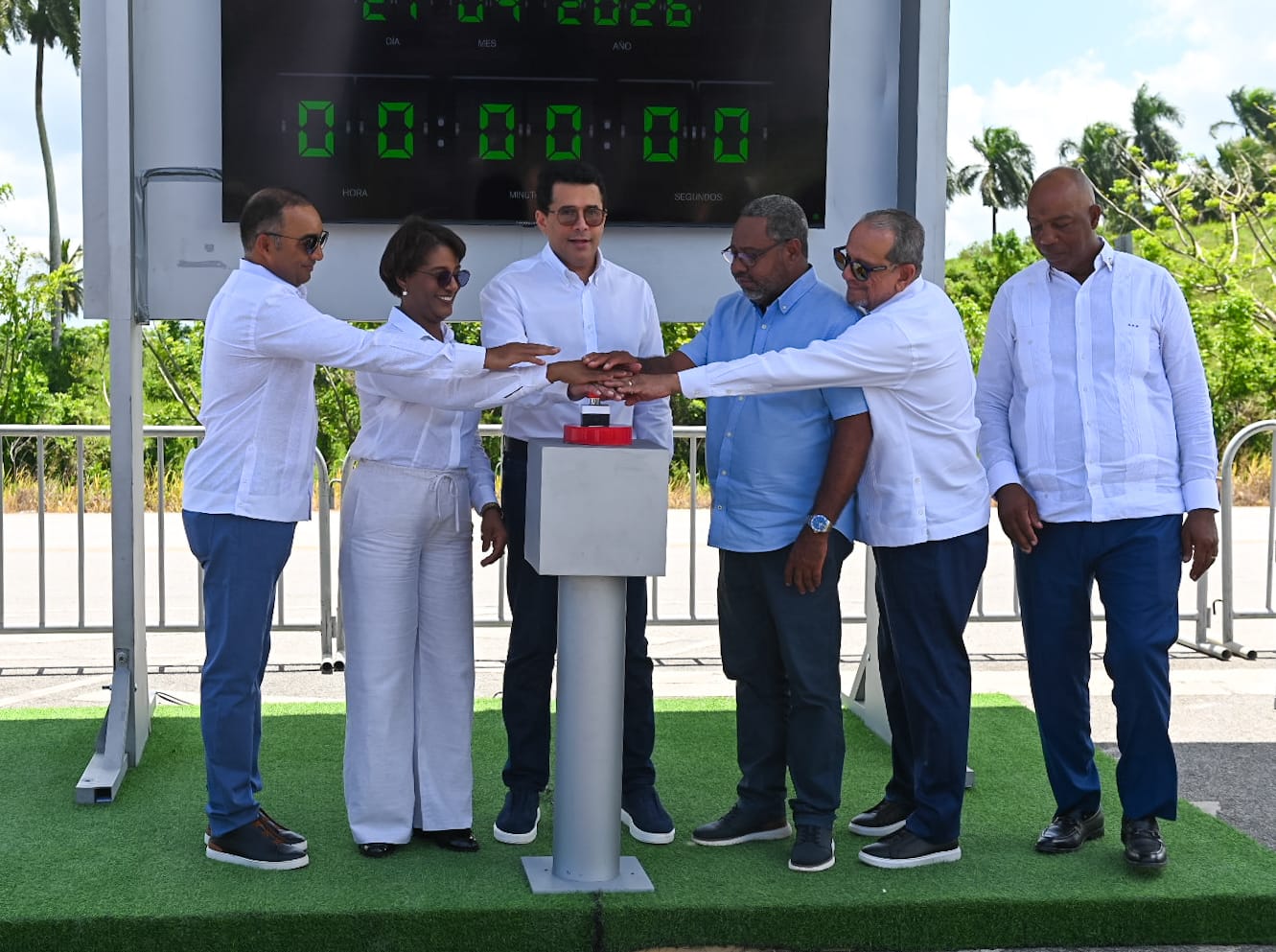 Ministro de Turismo deja iniciados los trabajos de reconstrucción de la carretera Nisibón-Uvero Alto