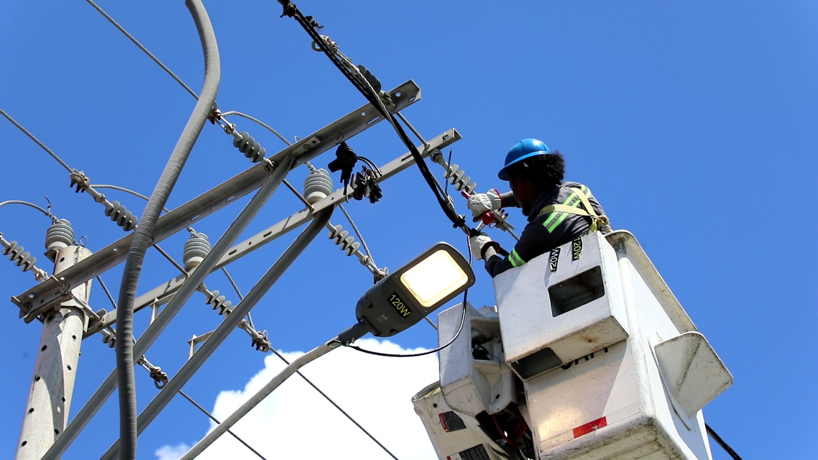 Edeeste invierte más de RD 57 millones para reforzar el alumbrado público