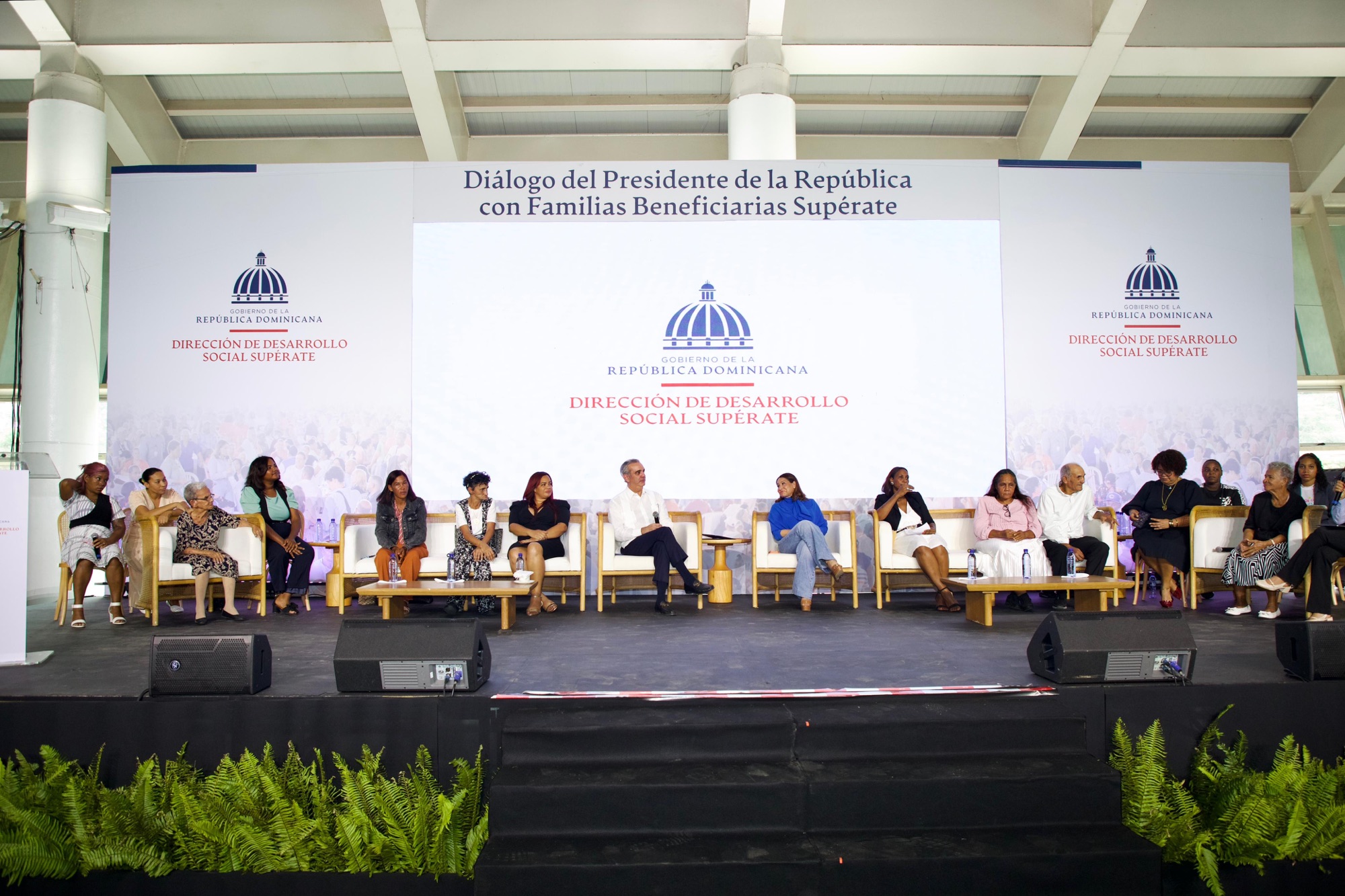 Presidente Abinader escucha a 6,000 familias y reafirma su apoyo a Supérate, que impacta a más de 1.4 millones de hogares en la República Dominicana