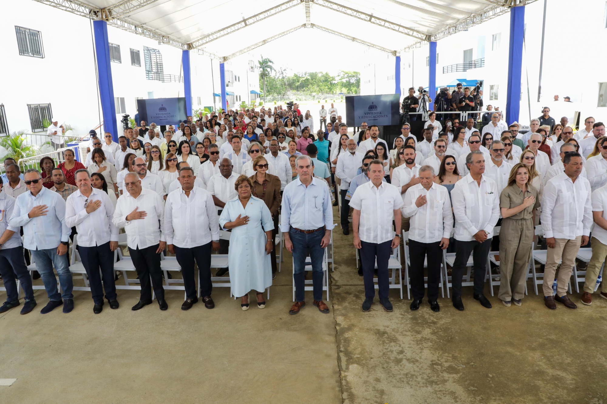 Presidente Abinader afirma que continuará respaldando construcciones de viviendas para beneficiar a los más necesitados al entregar 144 apartamentos a familias en San Antonio de Guerra