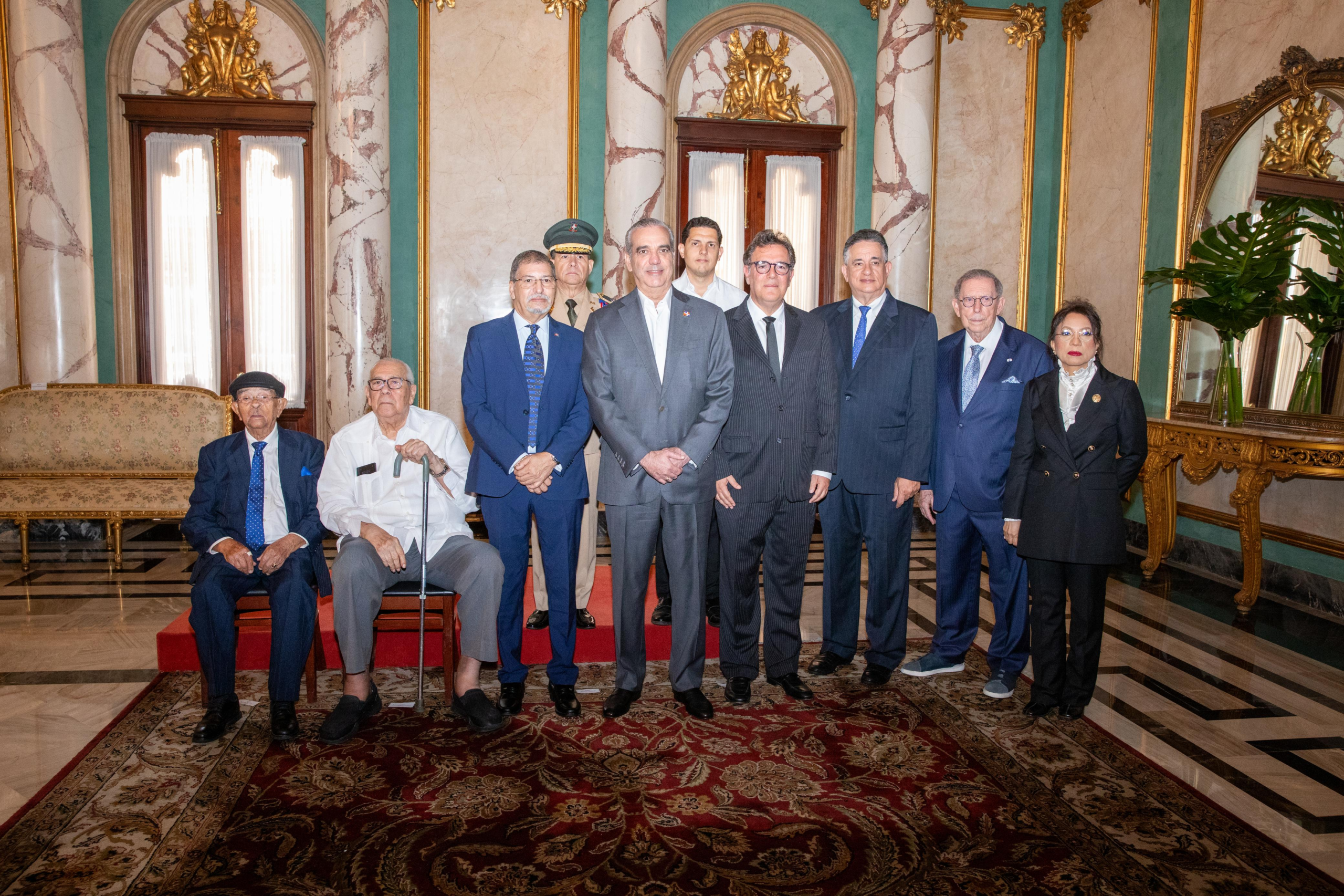 Presidente Abinader juramenta comisión para la puesta en funcionamiento del Museo Histórico de la Gesta de Abril