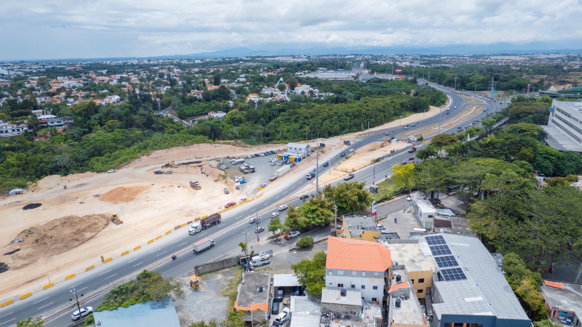 Presidente Abinader supervisa avances en la construcción de la avenida República de Colombia, ejecutada con fondos del contrato de Aerodom por casi RD$12 mil millones