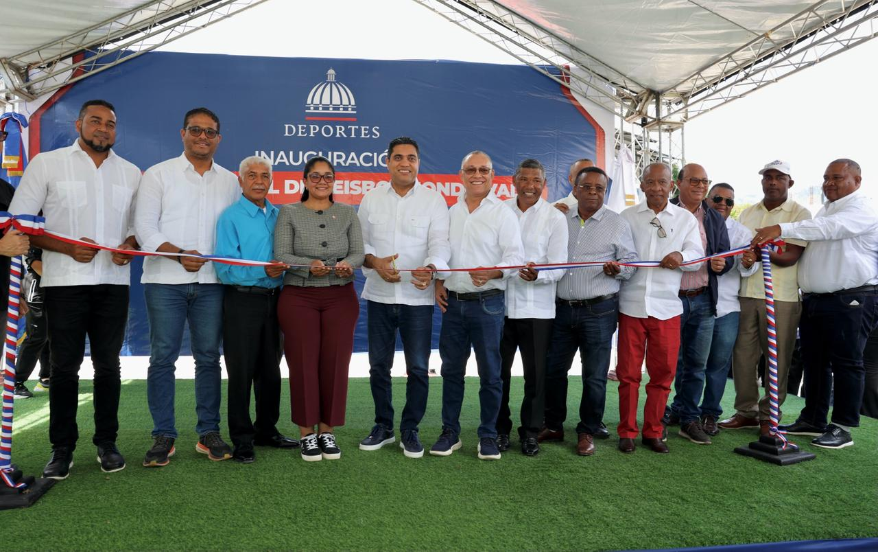 Ministro Kelvin Cruz entrega reconstruido play de Hondo Valle, Elías Piña. – Ministerio de Deportes