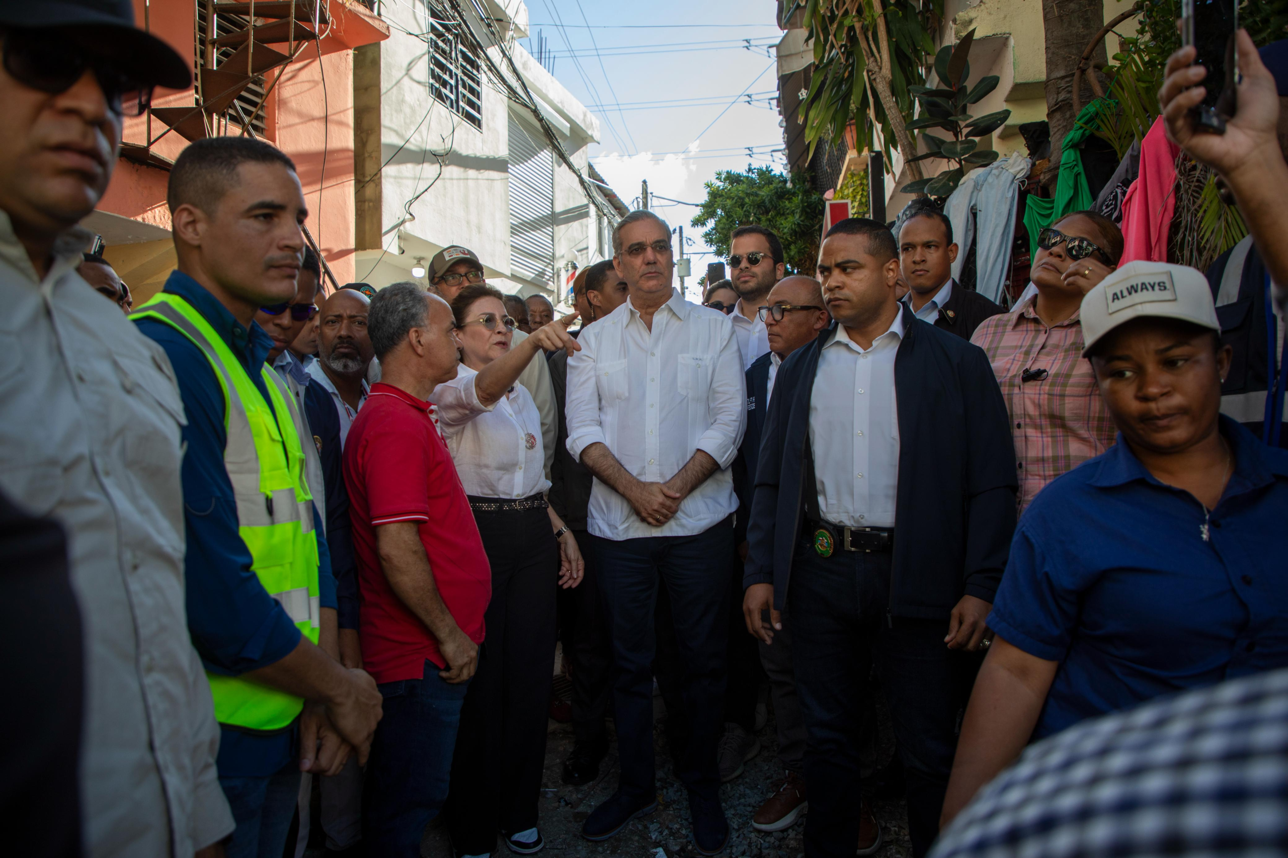 Presidente Abinader supervisa zonas vulnerables por lluvias y ordena solución definitiva a laguna en Los Platanitos