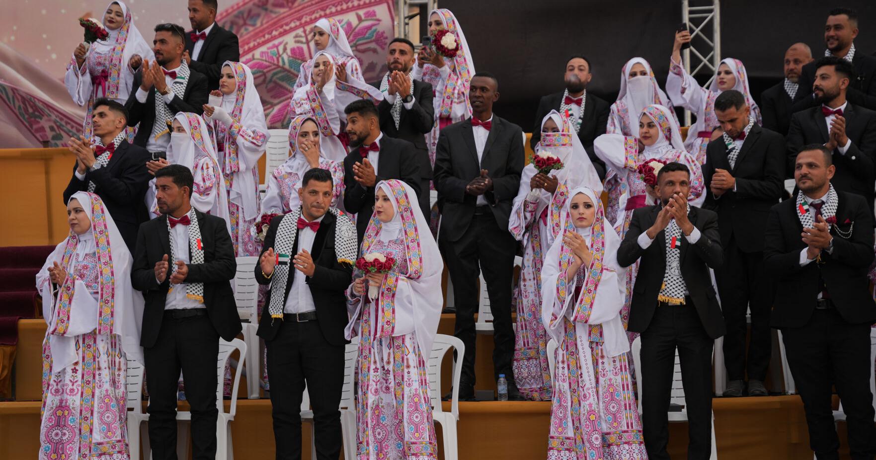 Fotos muestran a parejas palestinas celebrando una boda masiva en Gaza