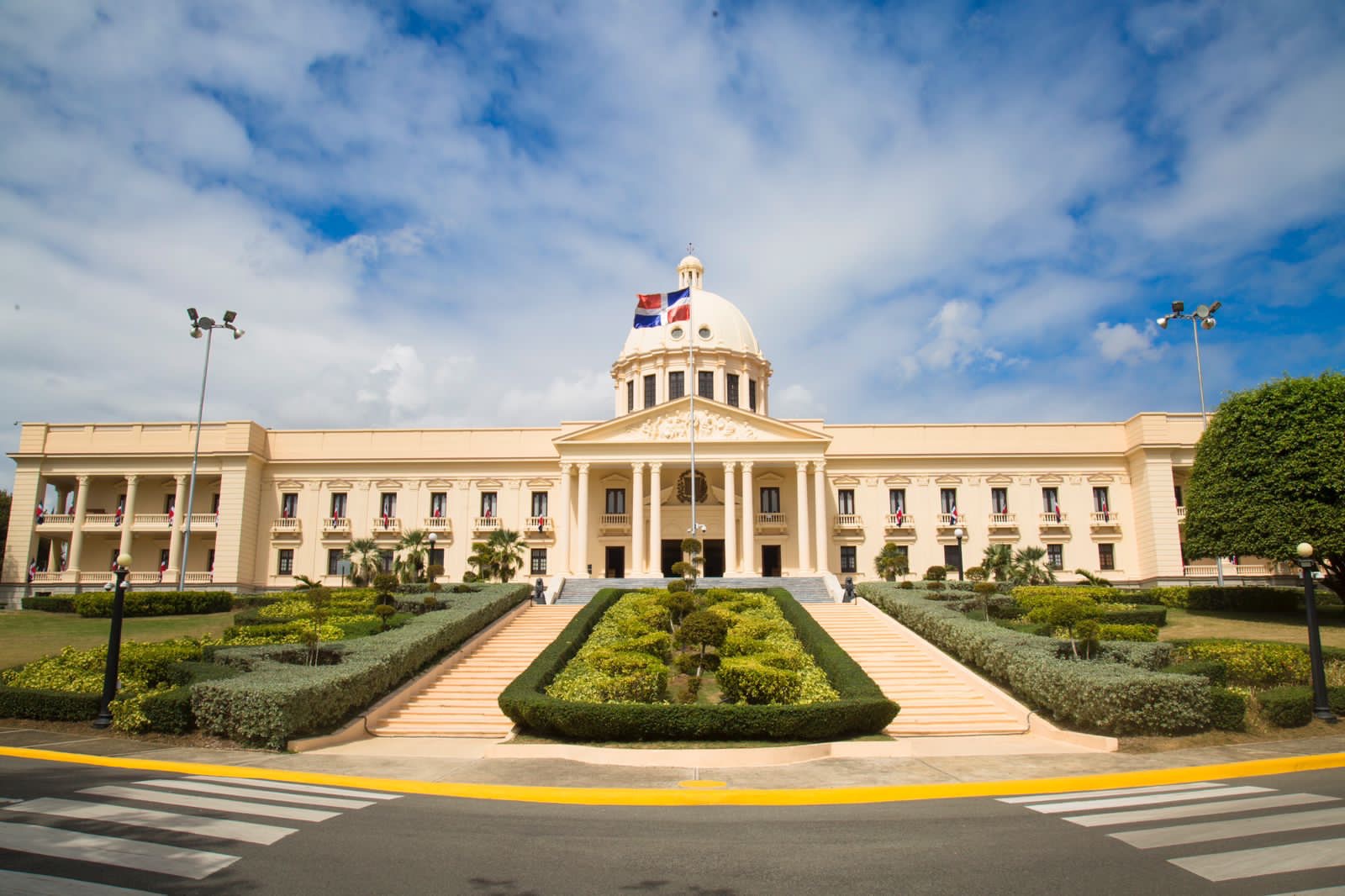 Párroco Luis María Ramón destaca liderazgo firme del presidente Abinader en tiempos de crisis y lo define como un estadista que defiende la soberanía, enfrenta desafíos sin titubeos y ejecuta una gestión con resultados concretos para la gente