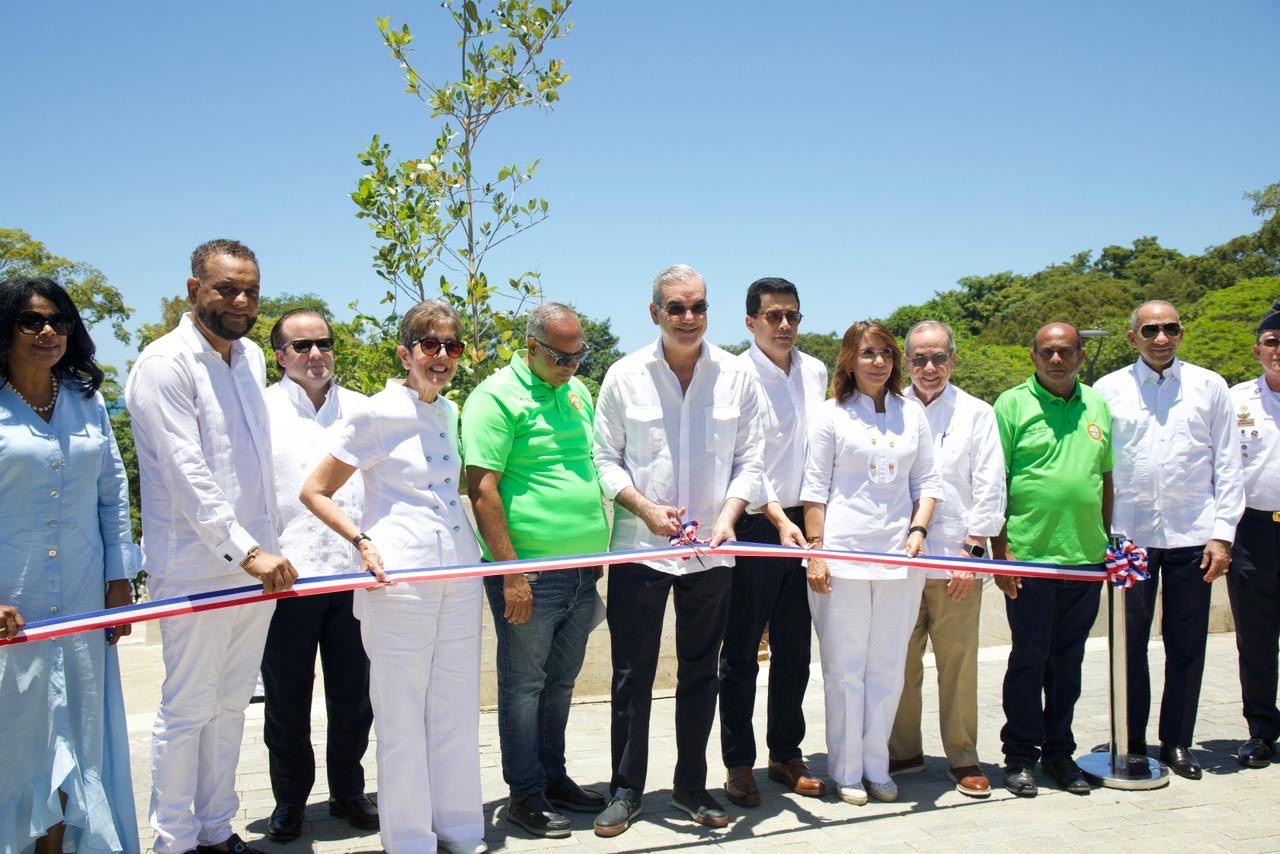 Presidente Abinader entrega obras de renovación de la playa Sosúa y su plaza de vendedores, impulsando su transformación como referente del turismo en la República Dominicana
