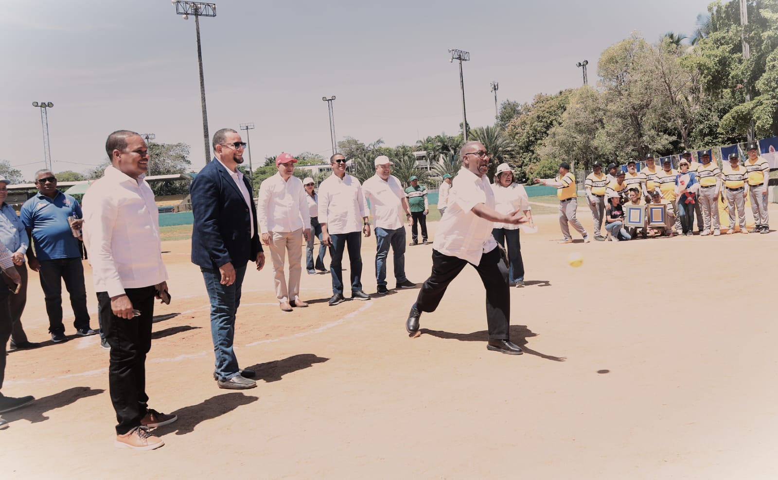 Liga de Softbol de Profesores de la UASD inaugura torneo y reconoce al rector por su impulso al deporte