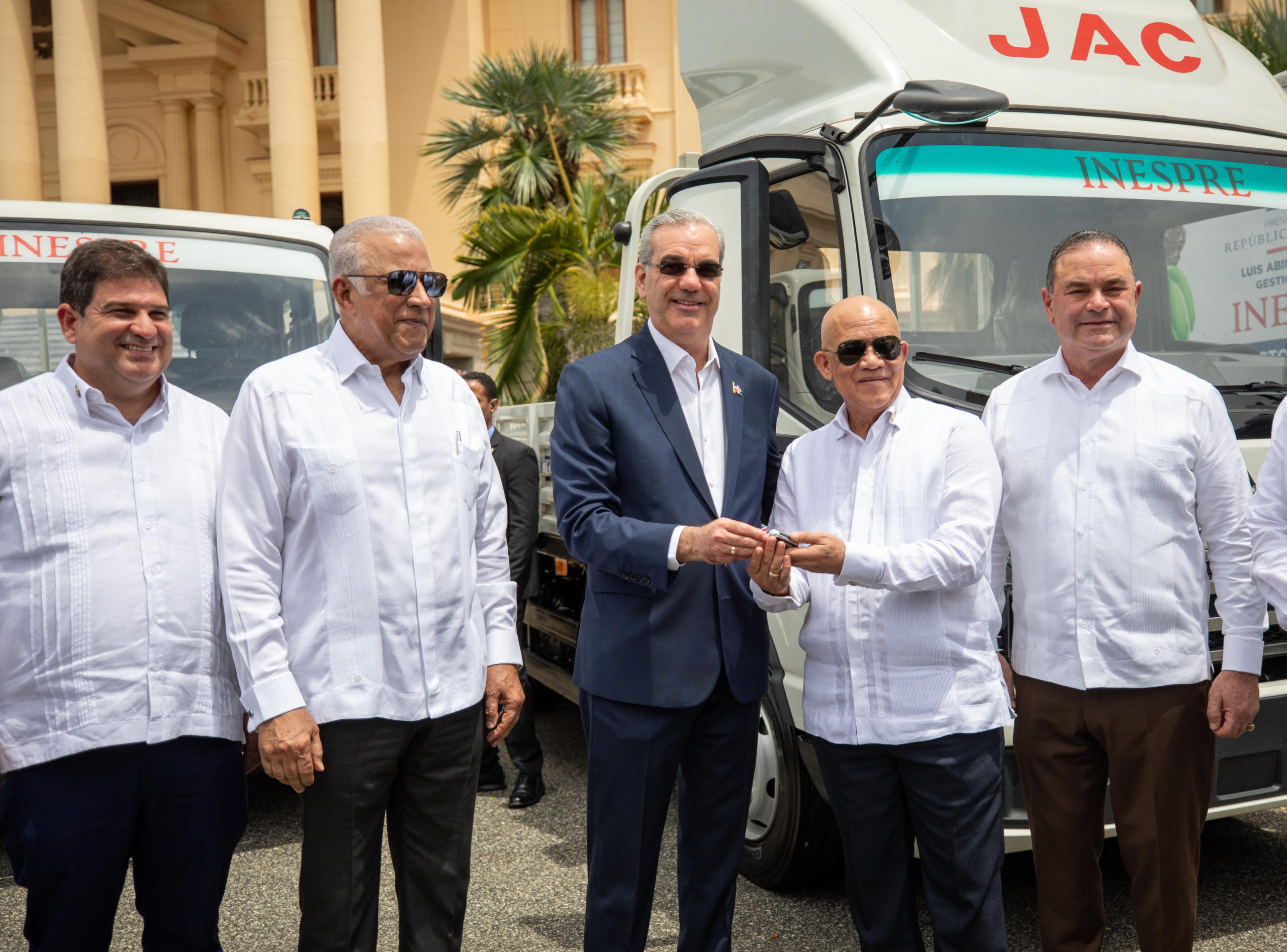 Presidente Abinader entrega 25 vehículos al Inespre para ampliar la distribución de alimentos