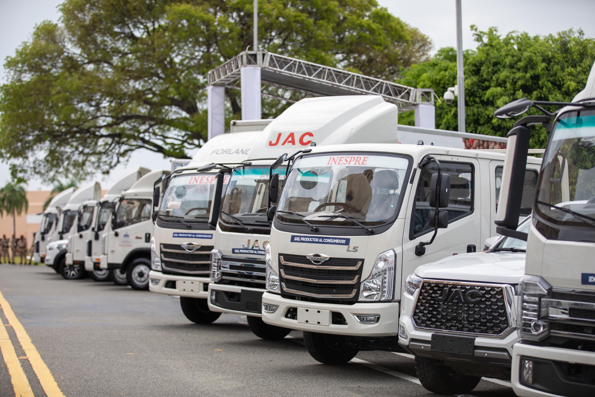 Presidente Abinader entrega 25 de 60 vehículos al INESPRE, a través del MAPRE, para fortalecer su capacidad operativa y ampliar distribución de alimentos a precios asequibles en todo el territorio nacional