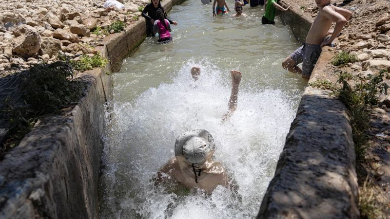 Desigualdad hídrica: los grifos se secan en la Ribera Occidental mientras colonos israelíes atacan el agua de los palestinos