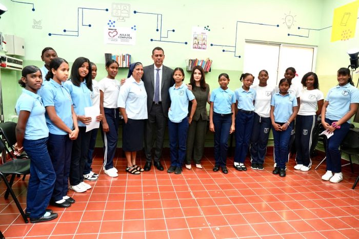 Indotel conecta a centro educativo Hogar Escuela Rosa Duarte con internet gratuito a través de Dominicana Conectada