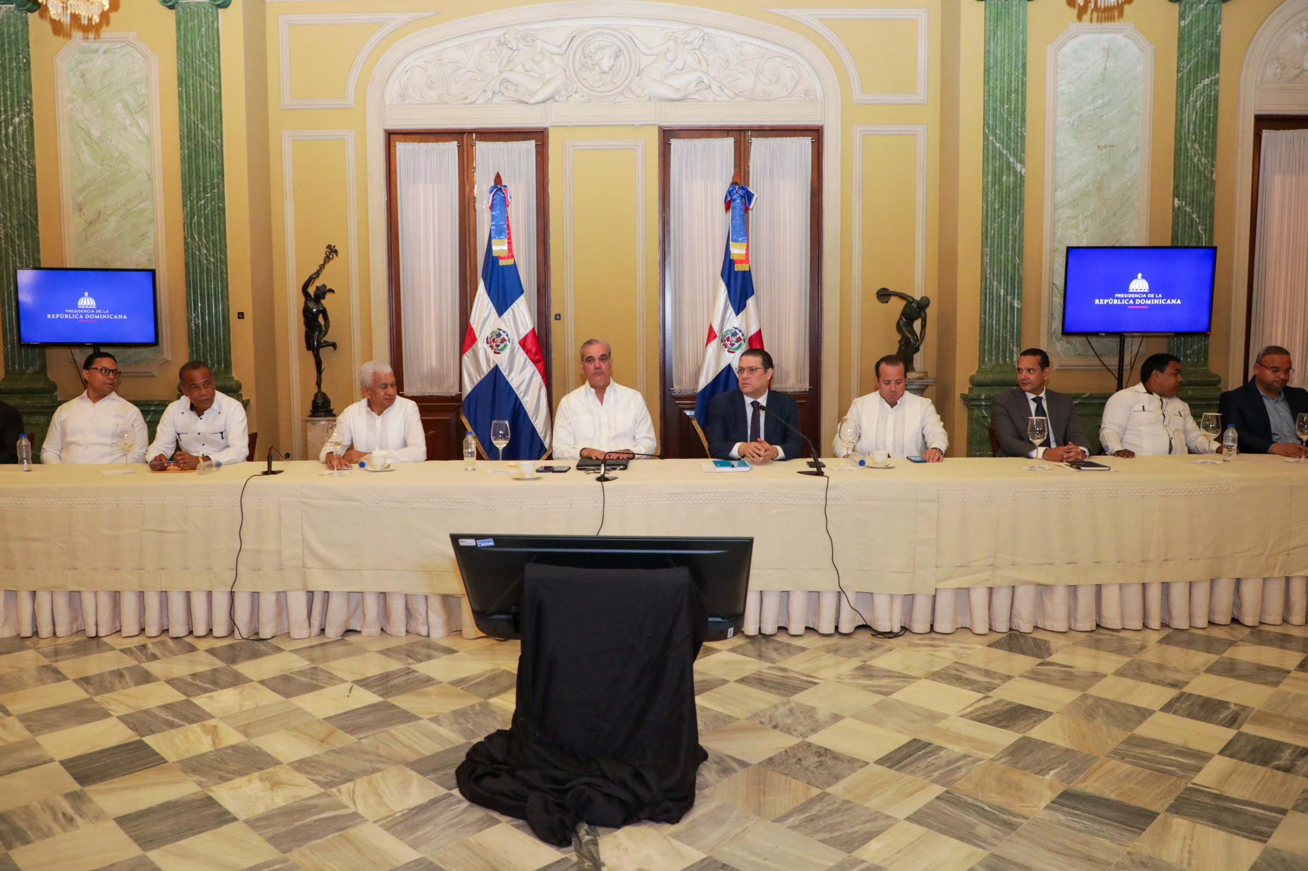 Gobierno dispone mesa permanente con transportistas para mitigar alza de combustibles y evitar aumentos en el pasaje en beneficio de los dominicanos