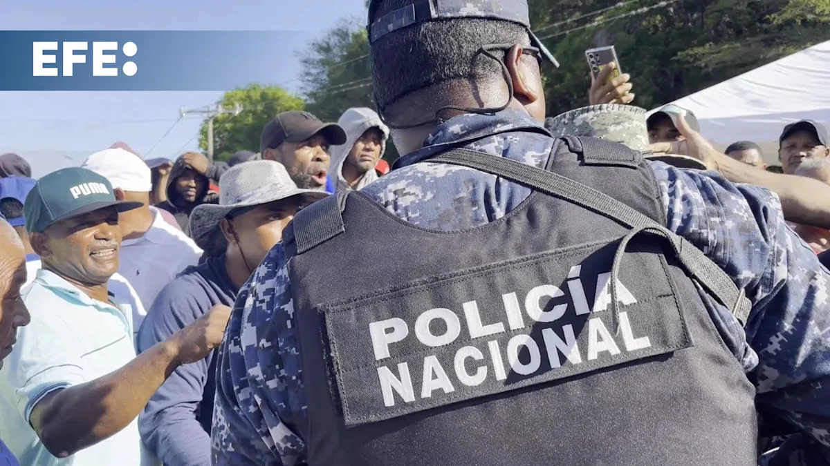Policía de República Dominicana dispersa manifestación contra minera canadiense