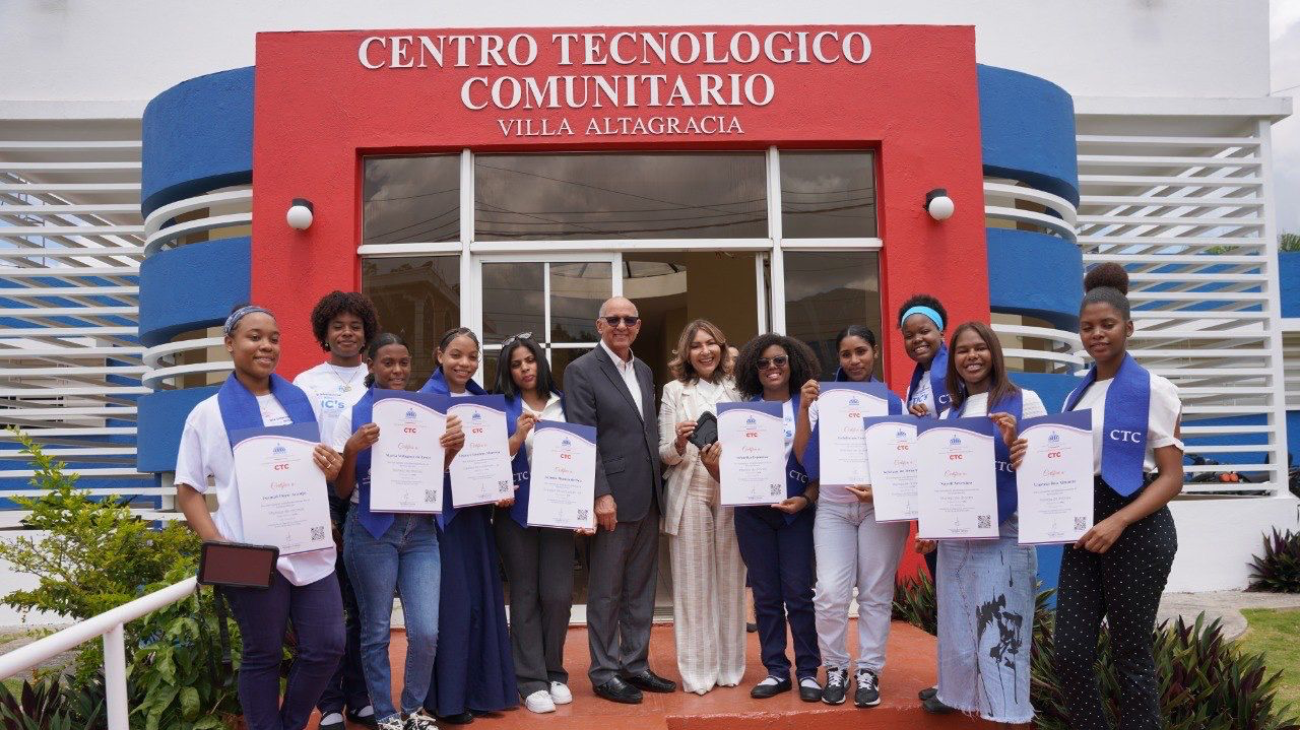 CTC celebran “Día de las Niñas en las TIC” y certifican a 100 jóvenes en Villa Altagracia