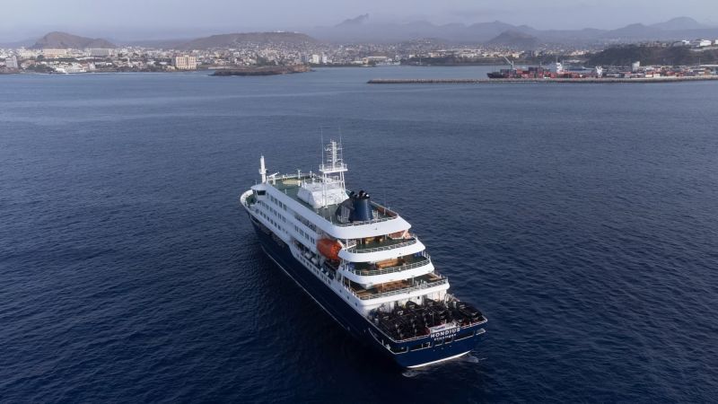 Mascarillas, películas y paseos en solitario por la cubierta: la vida a bordo de un crucero afectado por el hantavirus
