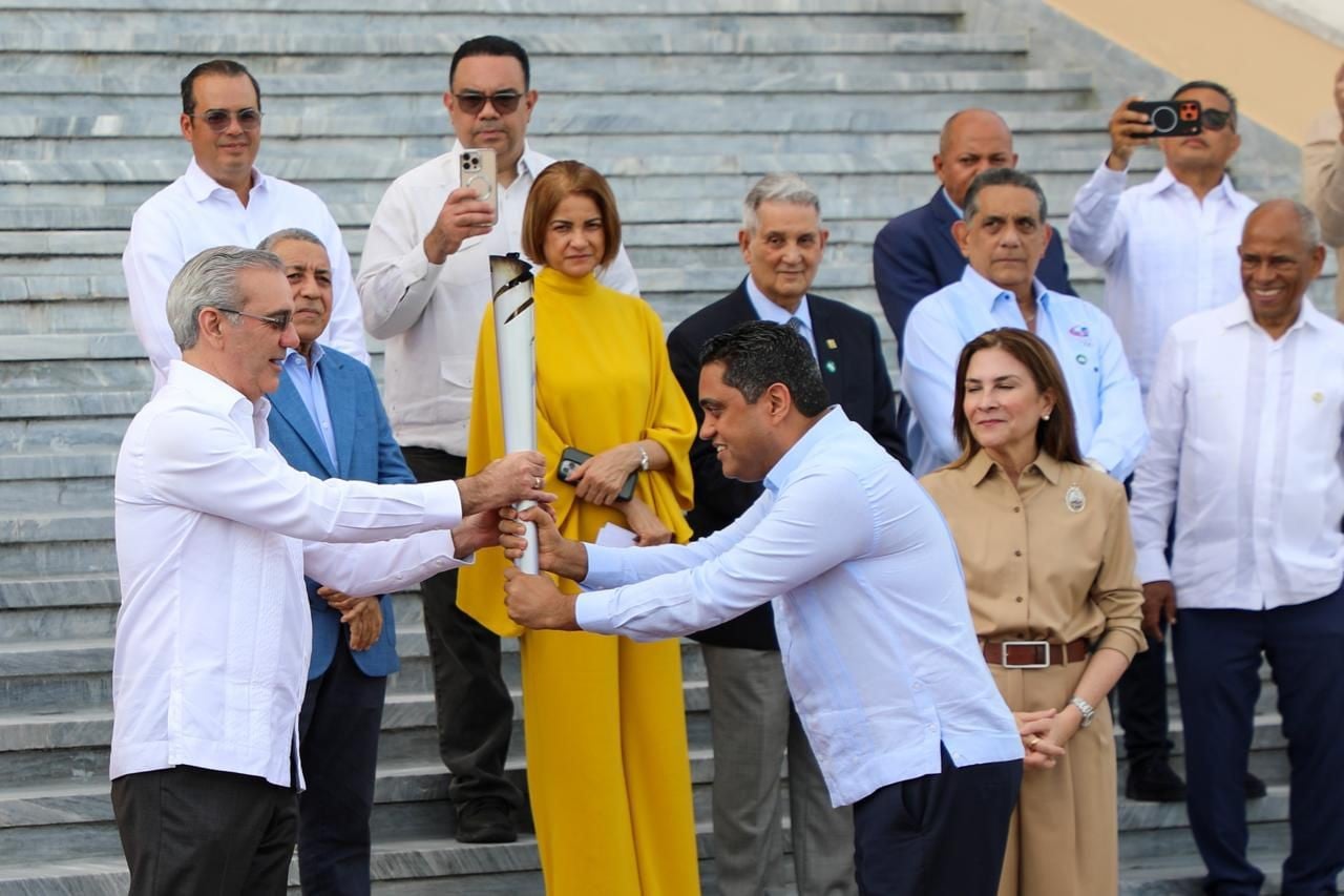 Abinader oficializa la ruta de la antorcha hacia juegos Santo Domingo 2026