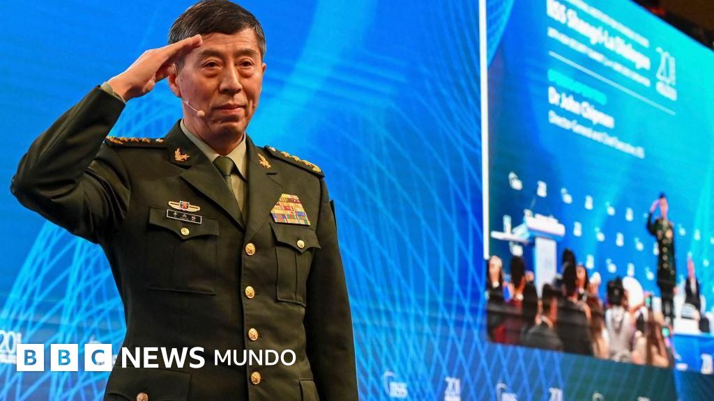 China condena a exministros de Defensa a la pena de muerte pero ordena suspenderla