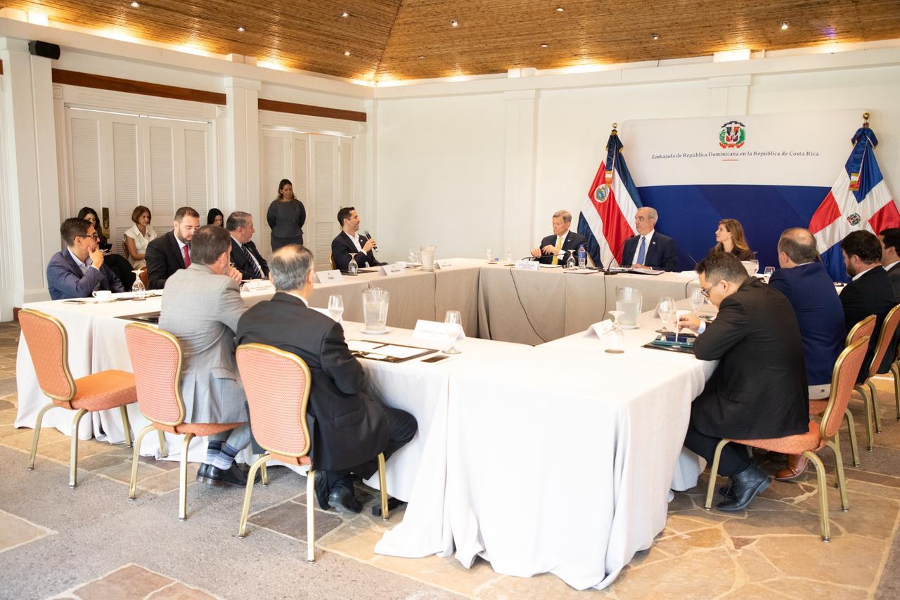 Presidente Abinader sostiene encuentro con empresarios en Costa Rica organizado por la Embajada Dominicana