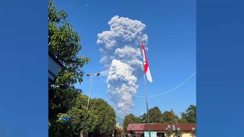 Mueren tres personas y se pone en marcha una operación de rescate tras la erupción de un volcán en Indonesia